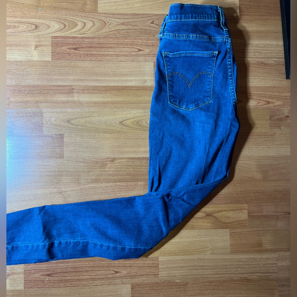 Levi 720 High Rise Super Skinny Jeans. Size 29.